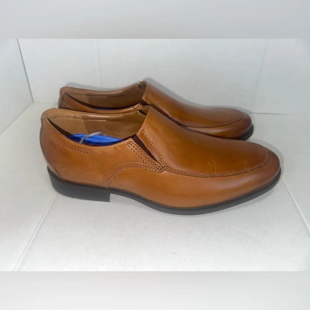 Clarks Men's Brown Leather Slip-Ons size 8 1/2W.      (#144)